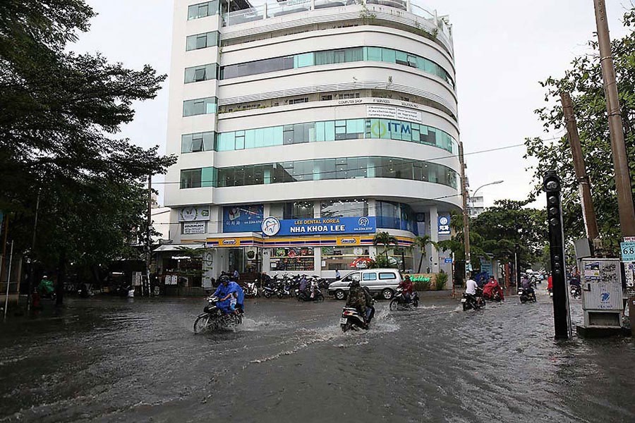 Cứ mỗi khi có mưa lớn và triều cường, đường phố ở khu Thảo Điền biến thành sông